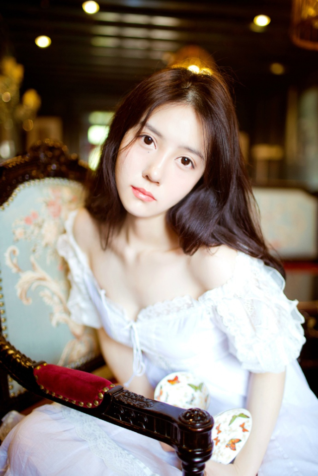 “让人进去探营，告诉他们，找到什么东西，都是他们的。”庞德皱了皱眉，挥手道，这条命令，自然是针对西域胡兵而下的。
